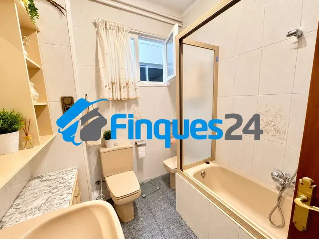 Amplio piso de 4 habitaciones en el centro de Manresa — 22