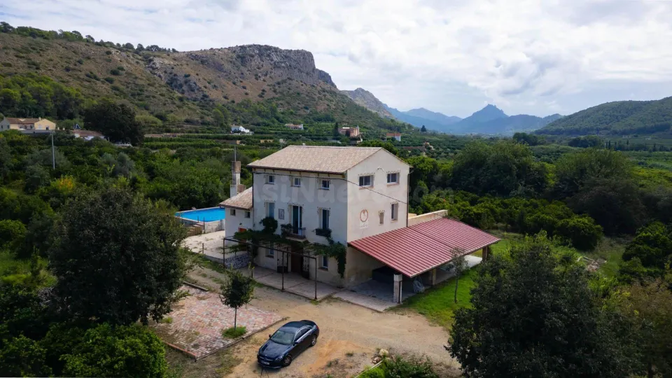 Finca rústica con vivienda reformada, piscina y cultivo ecólógico