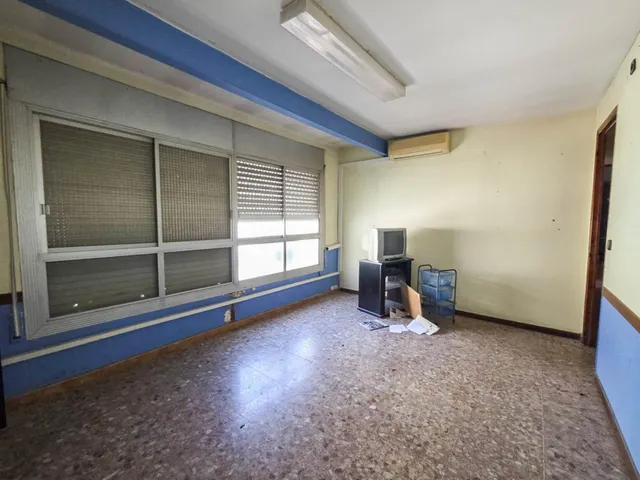Tercera planta de edificio de oficinas en alquiler en el centro de Barberà del Vallès — 11
