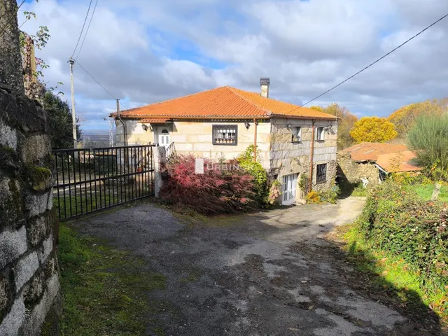 Magnífica CASA de piedra, patio, finca 800m2 y galpón; en MO