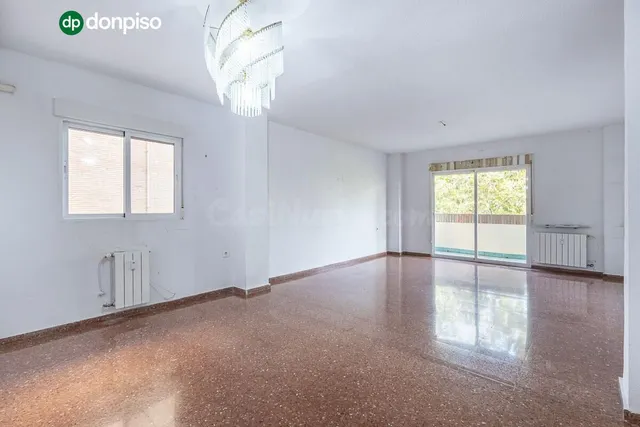 Piso con plaza de garaje cerrada junto a La Inmaculada, frente al río Genil. — 2