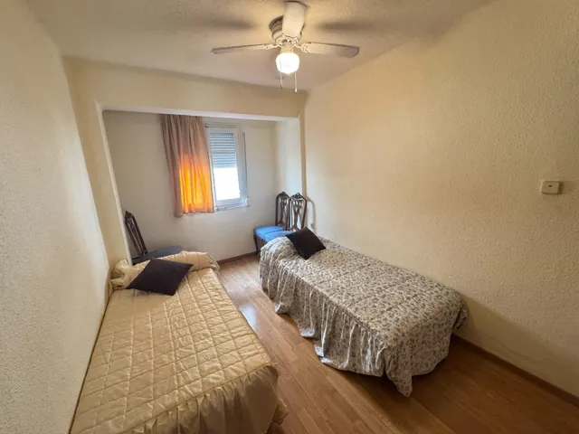 Estupendo piso de 3 habitaciones, con terraza, semi reformado. Zona Marxalenes - General Avilés — 26