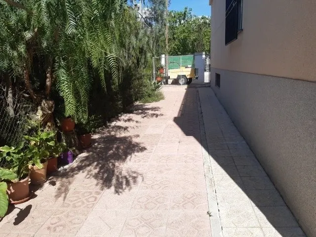 Casa vallada en la ciudad - foto 2
