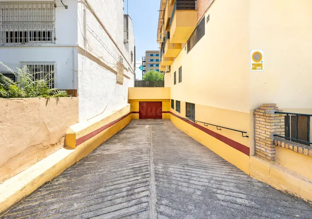 Plaza de garaje en venta junto a Traumatología. - foto 3