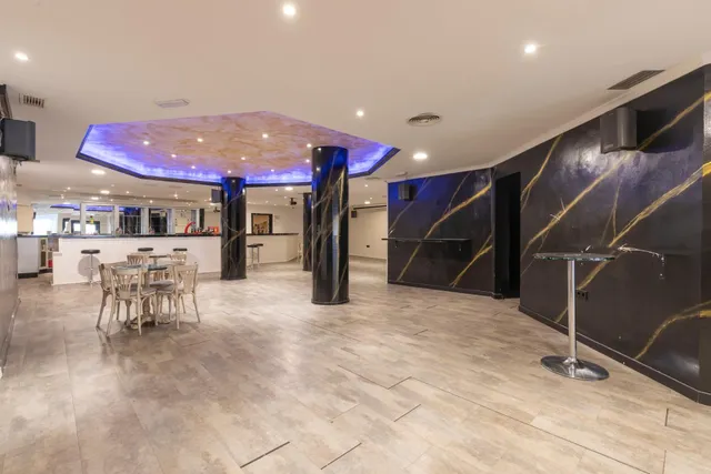 Local comercial 300m² en venta - Correos — 6