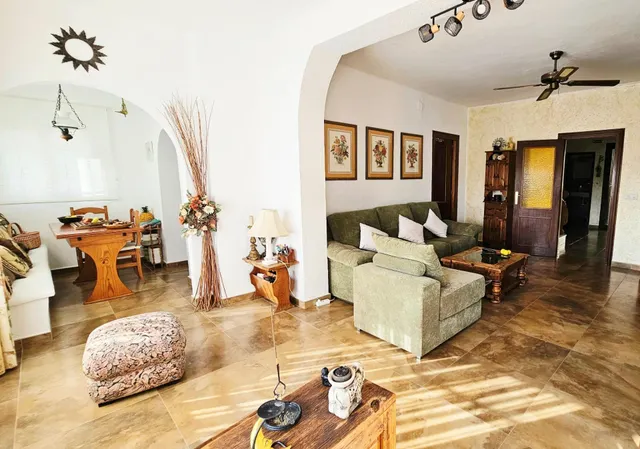 Encantador Chalet de 2 Plantas con Amplios Espacios y Terrazas — 23