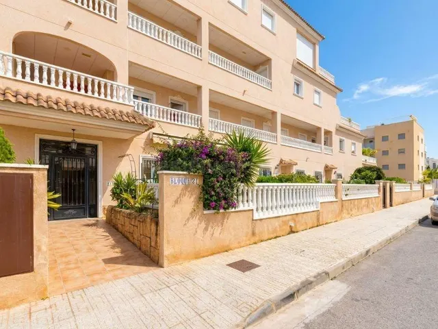 Elegante apartamento en planta baja con dos terrazas y spa - foto 2