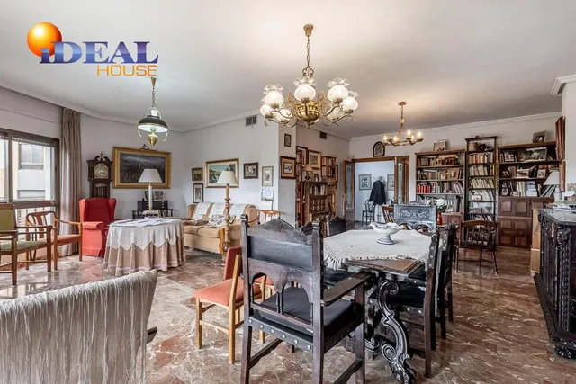 Pisazo en paseo del salón - Granada — 9