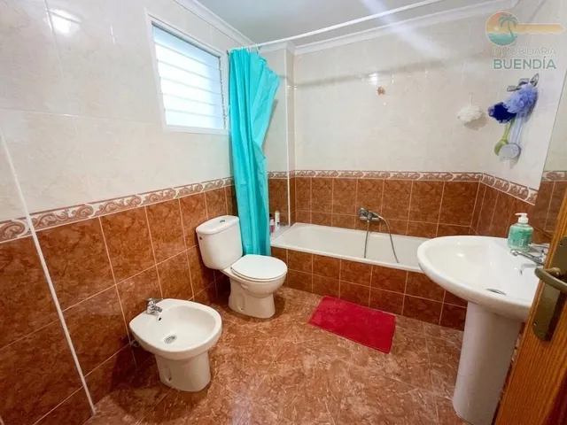 Piso de 3 dormitorios , garaje y trastero muy cercano a servicios — 28