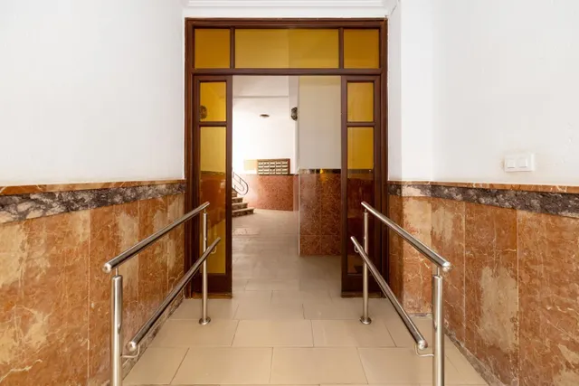 Piso en Conde de Gálvez, junto al Virgen del Rocío - Con ascensor y terraza — 28