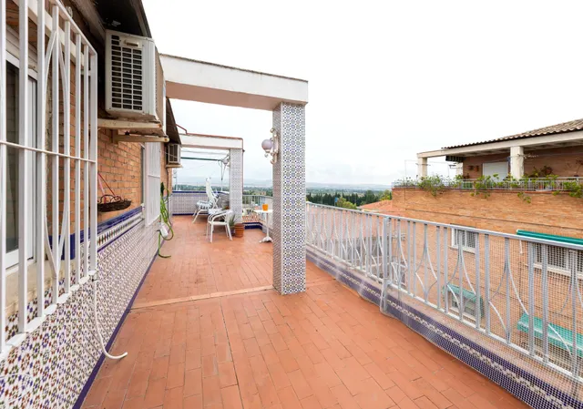 ¡Oportunidad única! Ático de 4 dormitorios y 2 baños con gran terraza frente al Colegio Agustinos (Arabial) — 13