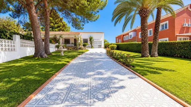 MAGNIFICO CHALET ADOSADO CON GRAN PARCELA, JARDIN Y PISCINA PRIVADA — 2