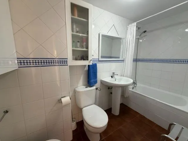PISO CENTRICO EN FUENGIROLA CON VISTAS LATERALES AL PUERTO JUNTO A LA PLAYA. PERFECTO ESTADO — 17