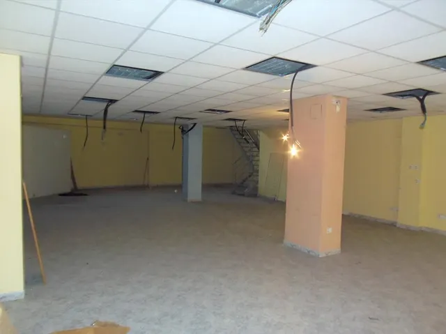 Se alquila local comercial con mucha fachada, muy cerca de El Corte Inglés y Parque Ribalta, frente — 9
