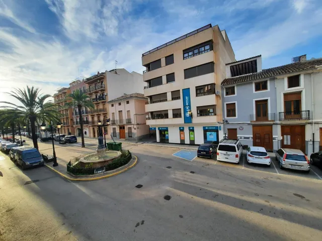 EXCELENTES POSIBILIDADES EN ZCNA CENTRO DE AYORA — 28