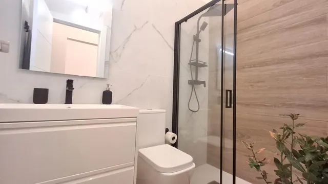 Una vivienda reformada con excelentes espacios exteriores, solárium privado y vistas al mar — 26