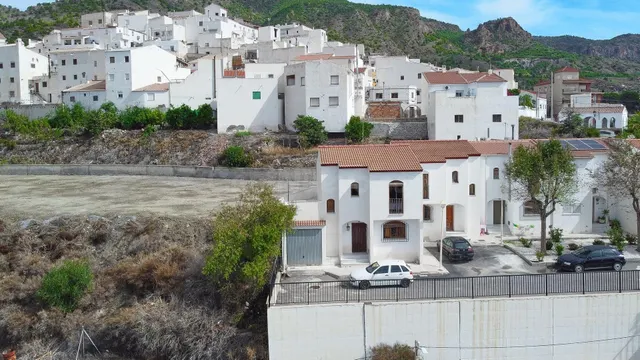 CASA AMPLIA Y CÓMODA EN URRACAL - foto 3