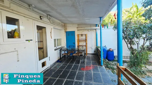 CASA PLANTA BAJA CON 2 VECINOS CON JARDÍN — 17
