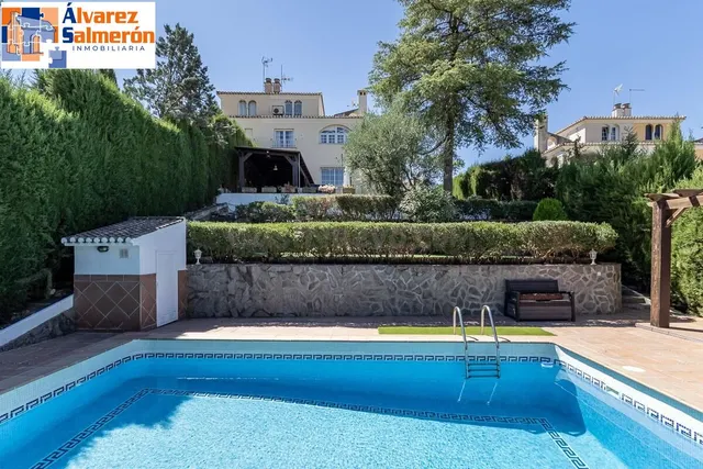 CASA PAREADA EN LA ZUBIA CON PISCINA, ZONA DE BARBACOA Y JARDÍN — 4