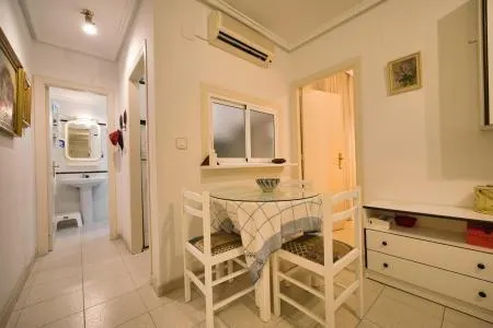 Apartamento de 2 dormitorios a 50 metros del mar en Acequión, Torrevieja — 16