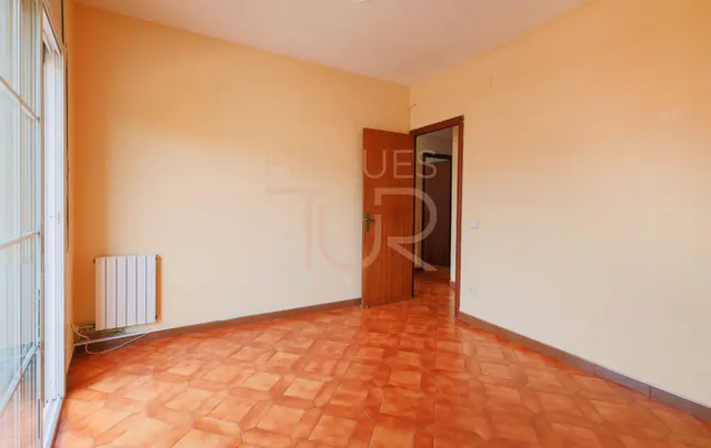 VENTA de AMPLIO en BREDA:  4 DORMITORIOS, MUY LUMINOSO y JUNTO al CENTRO DE BREDA — 21