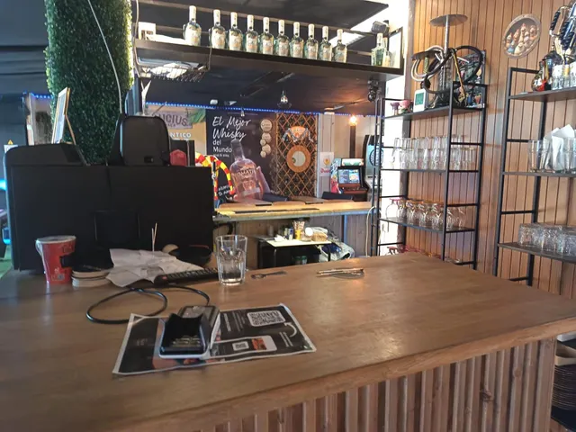 SE ALQUILA Y TRASPASA BAR MONTADO — 29