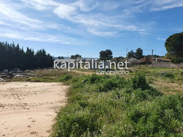 Terreno residencial con naves a la venta en Ontinyent. — 2