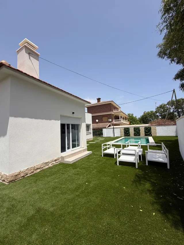 VENTA DE ESPECTACULAR CHALET INDEPENDIENTE DE LUJO HACE ESQUINA — 45
