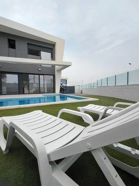 ALTO STANDING - Se vende bonita y amplia VILLA CON SOTANO Y PISCINA PRIVADA, 300 metros de parcela.- — 2