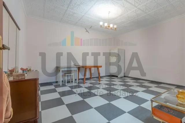 Casa de dos plantas con patios y azotea en Antonio Domínguez — 10