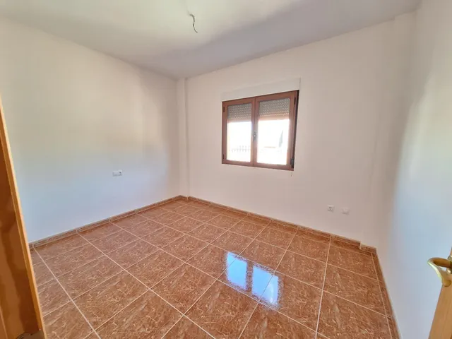 Oportunidad: Bungalow de esquina, a estrenar, en Pinoso | 4 dormitorios, 2 baños y garaje — 10
