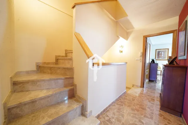 Chalet adosado con buhardilla en ciudad jardín de Alicante: garaje para 4 vehículos, terraza de 30m2 y piscina — 42