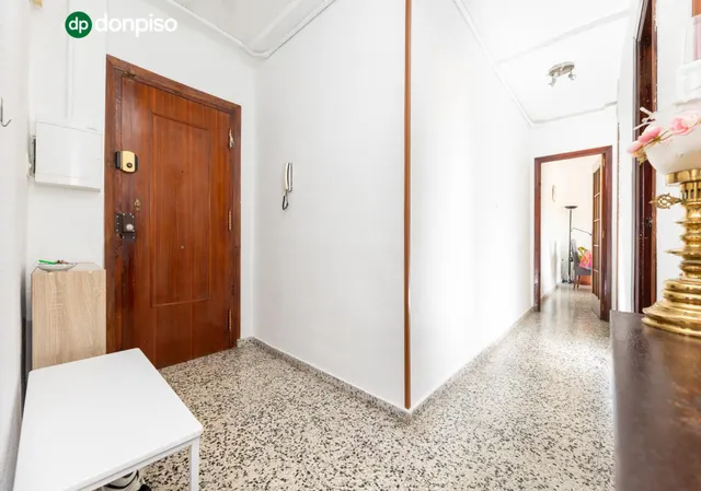 En Venta Piso de 4 dormitorios con ascensor, ideal para reformar a tu gusto. — 23