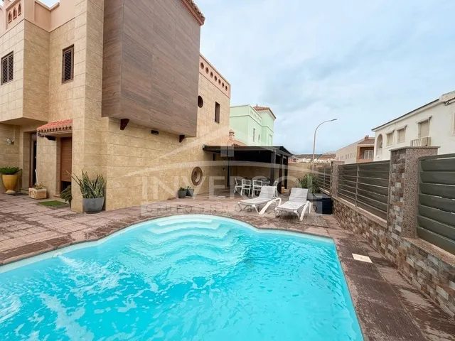 VIVIENDA ADOSADA CON PISCINA PRIVADA — 16