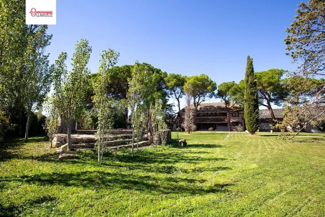 Exclusiva Casa de Piedra con 7.000 mt Terreno Arbolado y Pis - foto 3