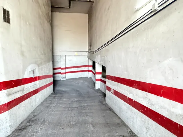 Plaza de garaje cerrada en el centro de La Zubia — 14
