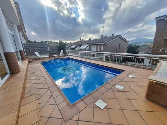 EXCLUSIVA CASA ADOSADA A TRES VIENTOS CON PISCINA PRIVADA EN - foto 3