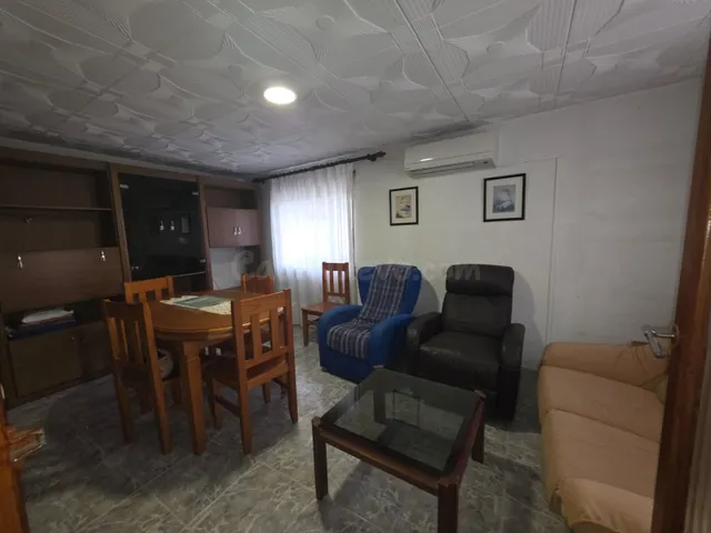 Casa de pueblo esquinera con buhardilla, gran almacén y terr - foto 2