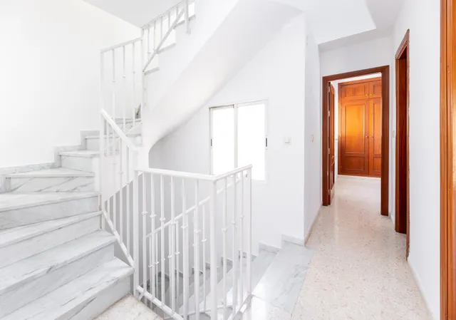 Vive en el corazón de Armilla: 4 dormitorios, patio, terraza y garaje — 11