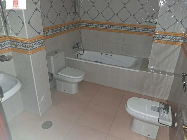 Se vende vivienda doble en Montijo, zona centro, plaza santa clara, a tres calles, con garaje y piscina — 31