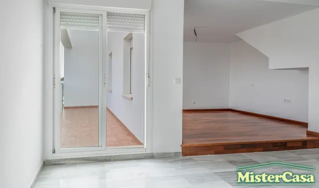 EXCLUSIVA. Zona norte. Ático Dúplex VPO. Terraza-solarium de 52m2. 4 dormitorios, 2 baños. Garaje. — 12