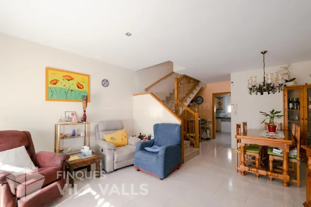 Casa adosada de tres plantas con jardín, terrazas y espacio tipo loft en garaje — 3