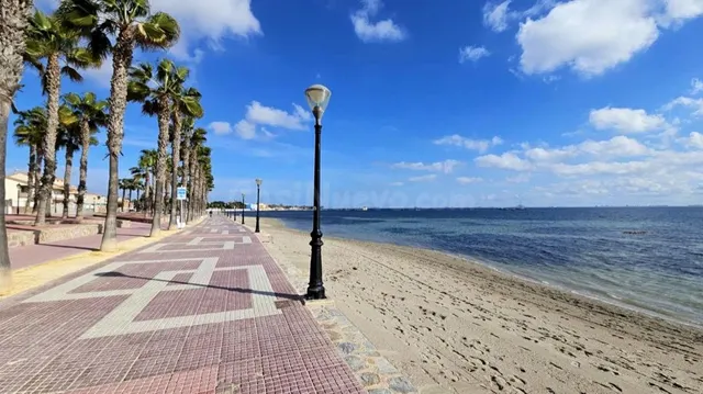 Chalet en venta cerca de la playa de los alcazares - foto 4