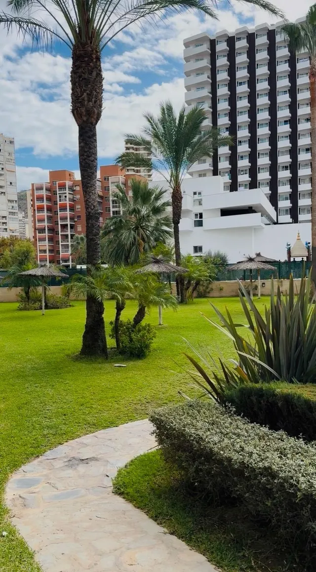 Apartamento en Benidorm con vistas panorámicas, gran terraza acristalada y urbanización con piscinas — 19