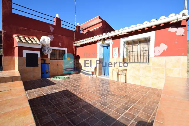 PRECIOSA CASA DE CAMPO CON AMPLIO TERRENO. REF 841
