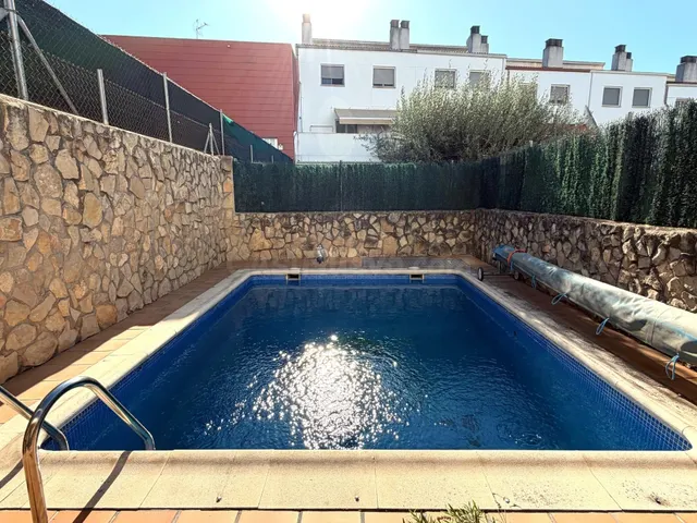 FANTÁSTICA CASA CON JARDÍN Y PISCINA!!! — 2