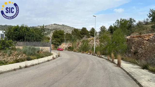 EXCELENTE PARCELA URBANA CON VISTAS DESPEJADAS Y BASTANTE PL - foto 5