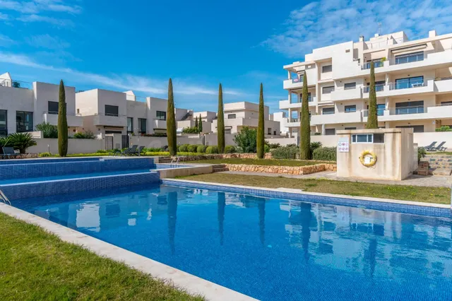For sale a modern 2 bedroom, 2 bathroom apartment with a 44  - foto 3