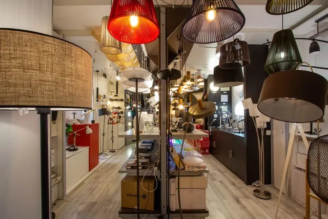 SE VENDE TIENDA DE iluminación EN PLENO RENDIMIENTO POR JUBILACION — 18