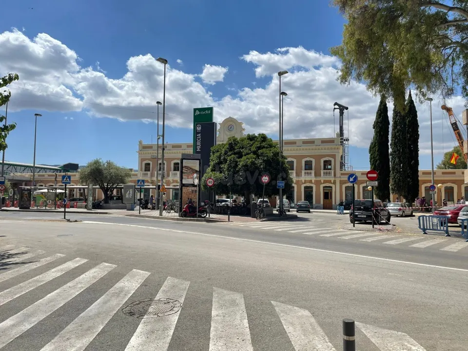 LOCAL COMERCIAL 363M2 CON PLAZA DE GARAJE JUNTO A RENFE